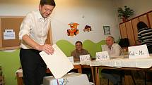 Volby do EP na Kolínsku, volební místnost v Mateřské škole Bachmačská Kolín, kde odvolil i dosavadní starosta Vít Rakušan.