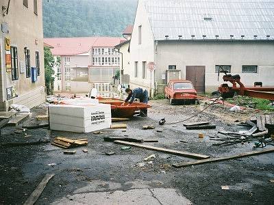 Kolínští hasiči byli během povodní v roce 2002 potřeba především ve Štěchovicích, kde řádila říčka Kocába. Svým profesionálním přístupem se nesmazatelně zapsali do tamních dějin.