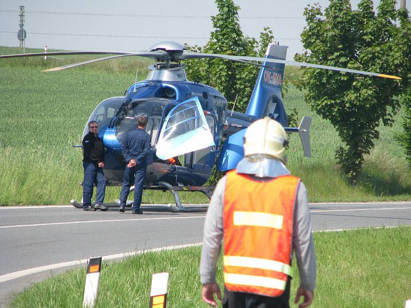 Těžká dopravní nehoda na kruhovém objezdu u Ovčár