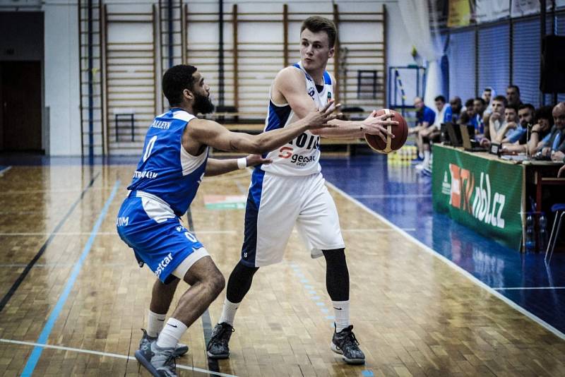 Z utkání nadstavby BC Geosan Kolín - Ostrava (89:77).