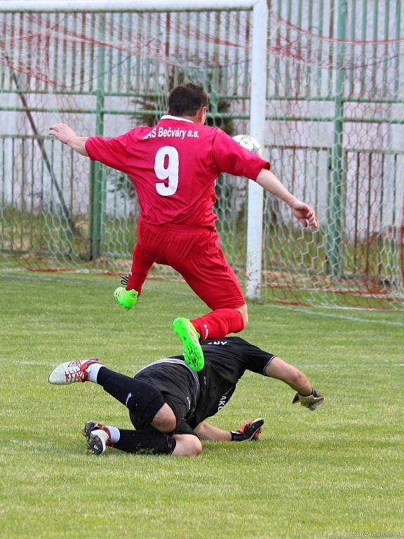 Z utkání Bečváry - Krakovany (2:1). Domácí slaví postup do I. B třídy.