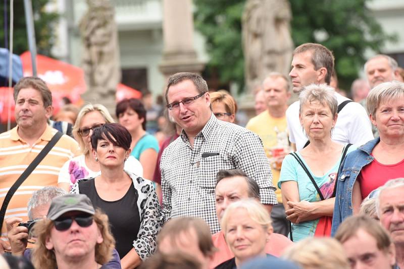 Vladimír Mišík bavil na náměstí stovky lidí všech generací.