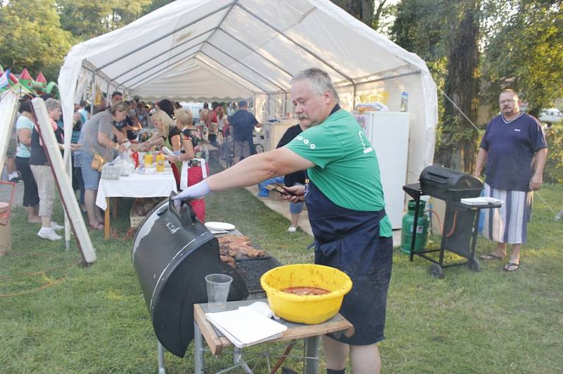 Kouřimská skála přilákala spoustu fanoušků, kteří díky hudbě zavzpomínali na Petra Muka.  