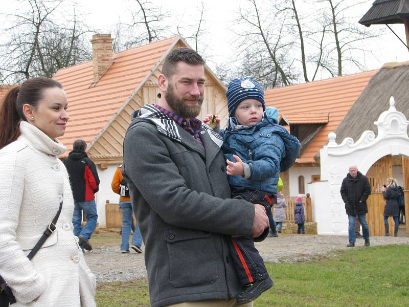 Národopisný pořad na téma lidového masopustu přilákal do skanzenu obrovské množství návštěvníků.