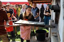 Desátou sezónu veřejného pečení chleba zahájili ve Štolmíři v sobotu 22. dubna.
