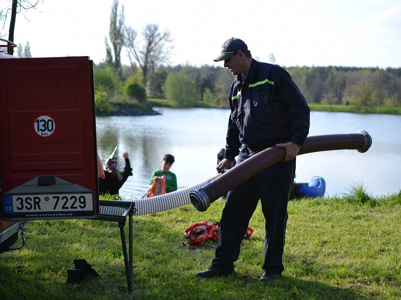 V Plaňanech se o čarodějnicích předvedli malí hasiči.