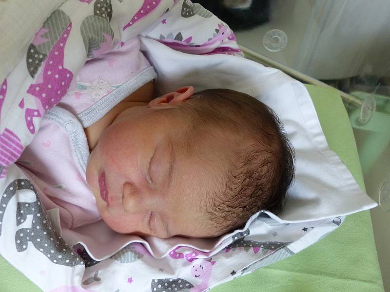 Karolína Jandáčková se narodila 17. srpna 2021 v kolínské porodnici, vážila 3525 g a měřila 49 cm. Do Červeného Újezdu odjela se sestřičkou Kristýnkou (2) a rodiči Jitkou a Janem.