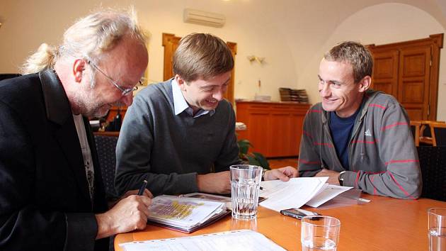 Z  porady organizačního týmu IVM 2011. Antonín Morávek (vpravo) a Jiří Linka (vlevo) se starostou Kolína Vítem Rakušanem.