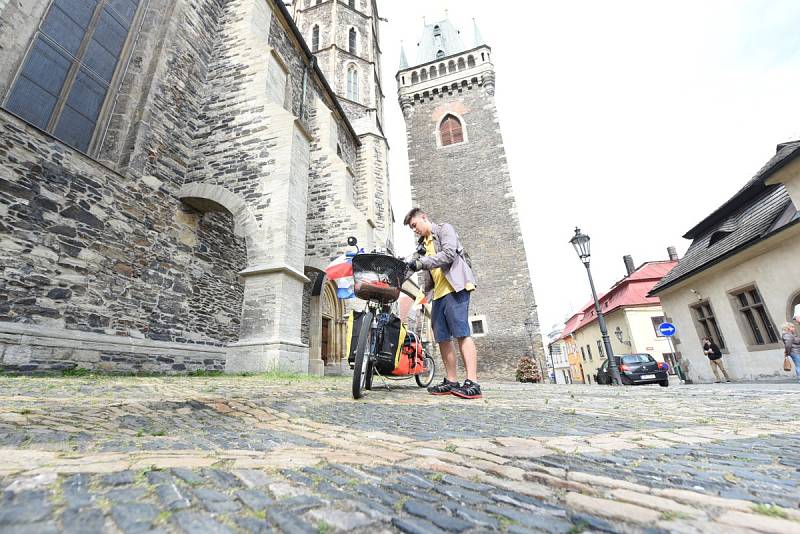 Cestu odvážného cyklisty požehnal farář a bývalý pedagog Jan Halama. 