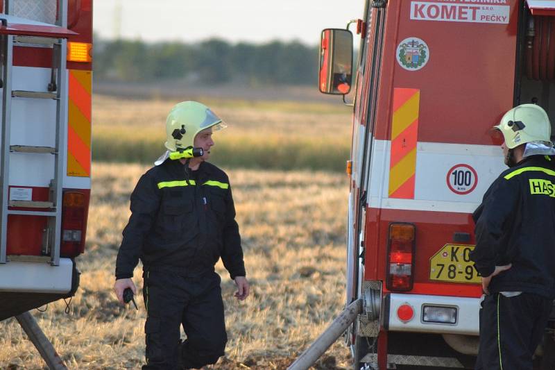 Požár stohu mezi Pečkami a Ratenicemi