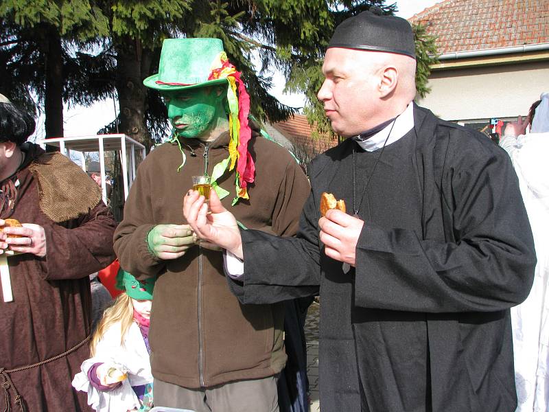 Několik desítek masek čítal průvod během veselého masopustu, který v obci uspořádal Spolek pro Tatce.