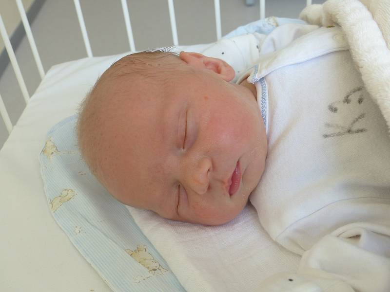 David Kemza se narodil 30. března 2021 v kolínské porodnici, vážil 3730 g a měřil 49 cm. Ve Veltrubech ho přivítala sestřička Viktorka (3.5) a rodiče Veronika a David.