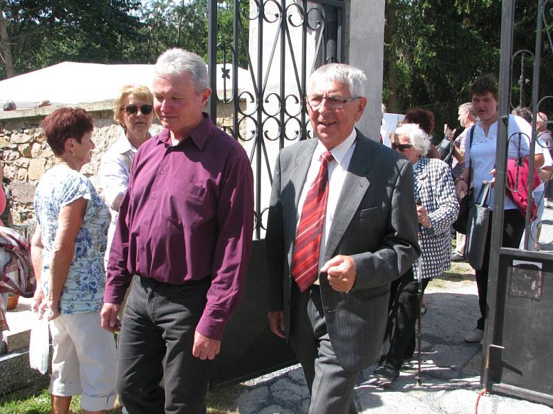 Žehnání novému zvonu a jeho osazování do kostela sv. Jakuba ve Stříbrné Skalici - Rovné