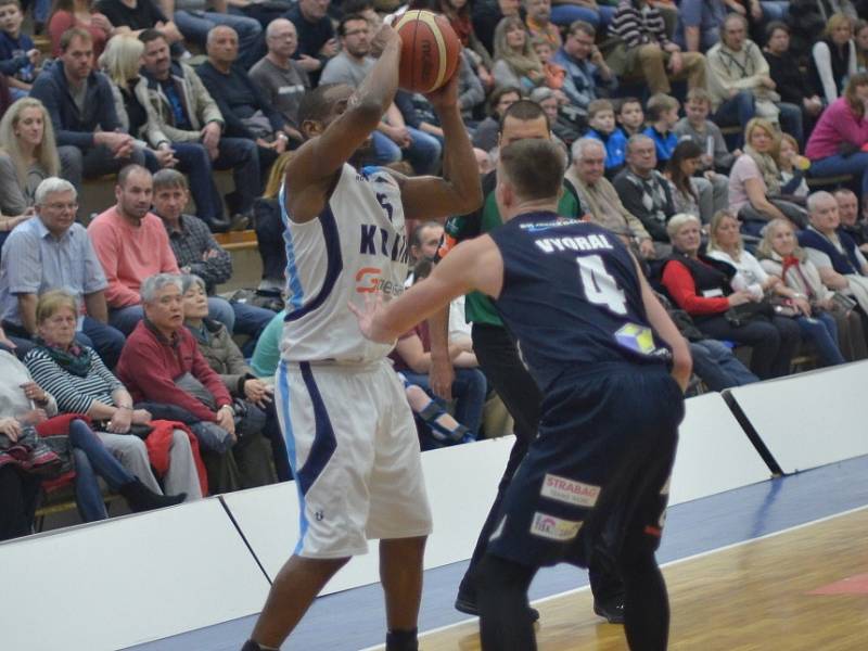 Z utkání nadstavby BC Geosan Kolín - Děčín (73:81).