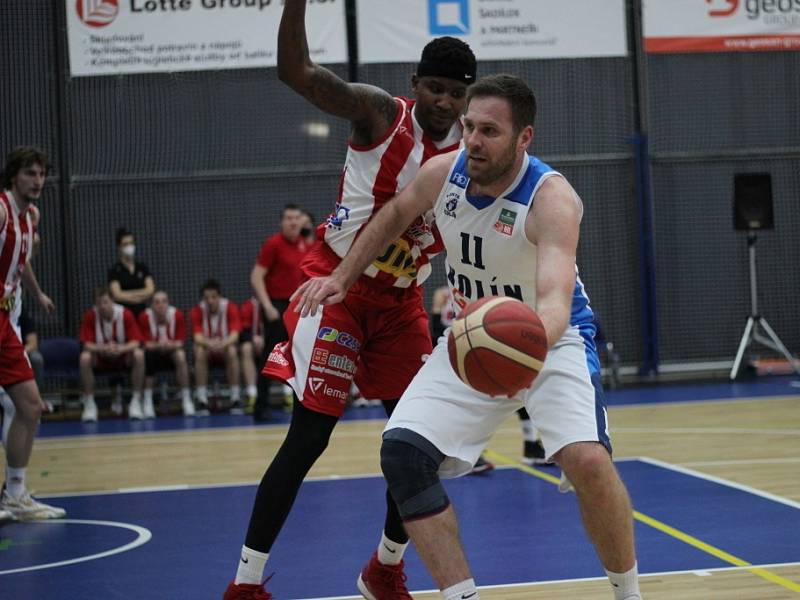 Z utkání 3. kola nadstavbové části BC Kolín - Pardubice (95:89).