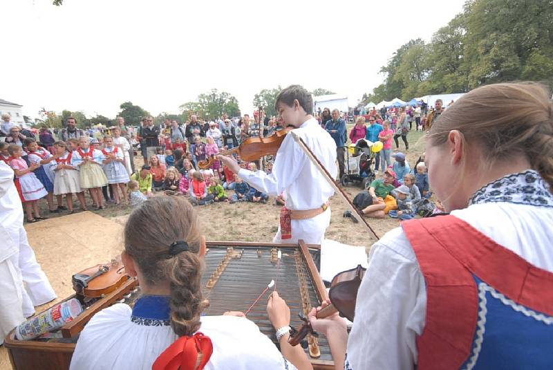 Festival Kefír se přesunul k zámku Kačina