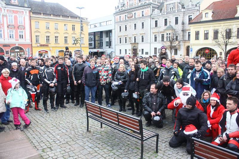 Vánoční vyjížďka kolínských motorkářů, kterou organizuje Kolínská verbež.