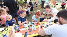 Festival Kefír, s nímž se kolínští organizátoři nakonec usadili na letišti u Hradce Králové, v sobotu pobavil děti všeho věku.