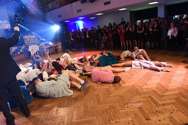 Maturitní ples českobrodského gymnázia v Městském společenském domě v Kolíně.