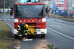 Zásah hasičů v souvislosti s vichřicí na nadjezdu na Zálabí v Kolíně.