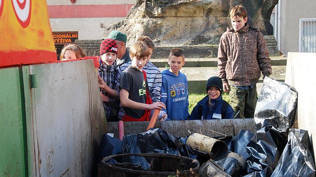 Děti čistily břehy říčky Šembery a potoka Bušince