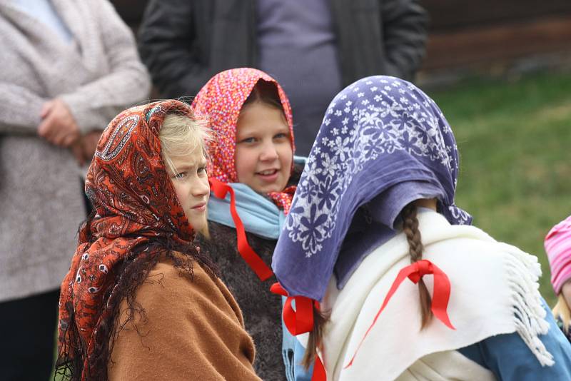 Dobové kroje, lidové písně, ale také přednáška o čaji, beseda o jídle i kolotoč – takové bylo svatohavelské posvícení v kouřimském skanzenu.