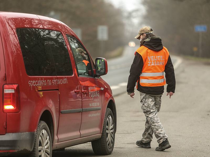 Kontrolní stanoviště policie na odpočívadle mezi obcemi Újezd nad Lesy a Úvaly na silnici I/12.