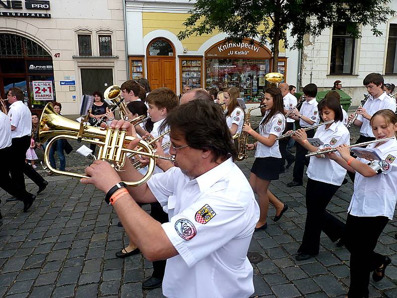 Hlavní slavnostní průvod Kmochova Kolína 2012