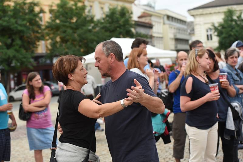 Vladimír Mišík bavil na náměstí stovky lidí všech generací.