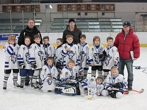 Horní řada zleva: D. Kopecký, D. Bak, D. Pešta, A. Rajtr, O. Mašín, Š. Netyk, M. Kratochvíl, D. Herčík, J. Matuška. Spodní řada zleva: M. Häusler, L. Sýkora, D. Špinka, F.Špringl. Nahoře: Vladimír Mojžíš (trenér), Tomáš Mojžíš a Bohumil Herčík (asistent).