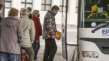Roušky na zastávkách a v autobusech v Kolíně ráno 21. října 2020.