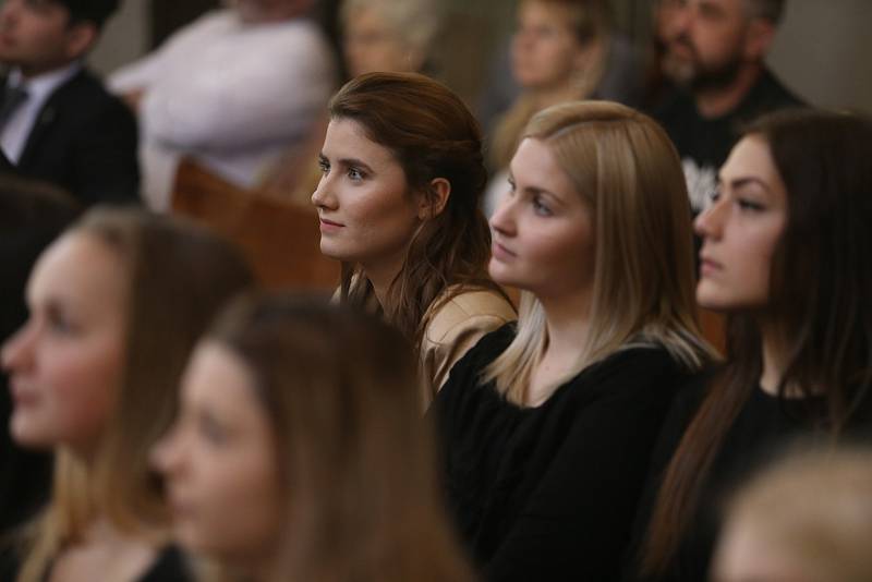 Žáci si v kolínské synagoze převzali maturitní vysvědčení.