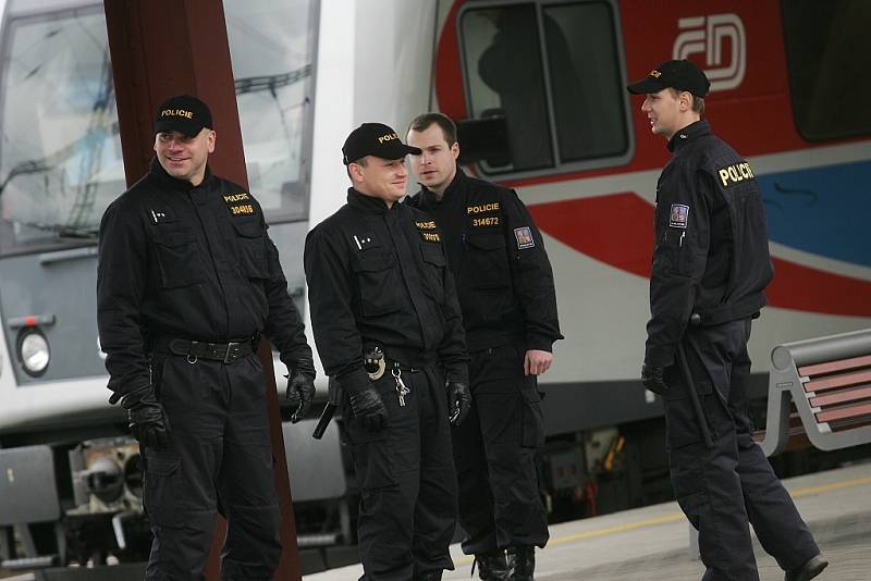 Na ostře sledovaný vlak s baníkovskými fanoušky dohlíželi i policisté na hlavním vlakovém nádraží v Kolíně. 9.2. 2009