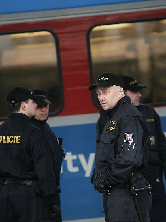 Na ostře sledovaný vlak s baníkovskými fanoušky dohlíželi i policisté na hlavním vlakovém nádraží v Kolíně. 9.2. 2009