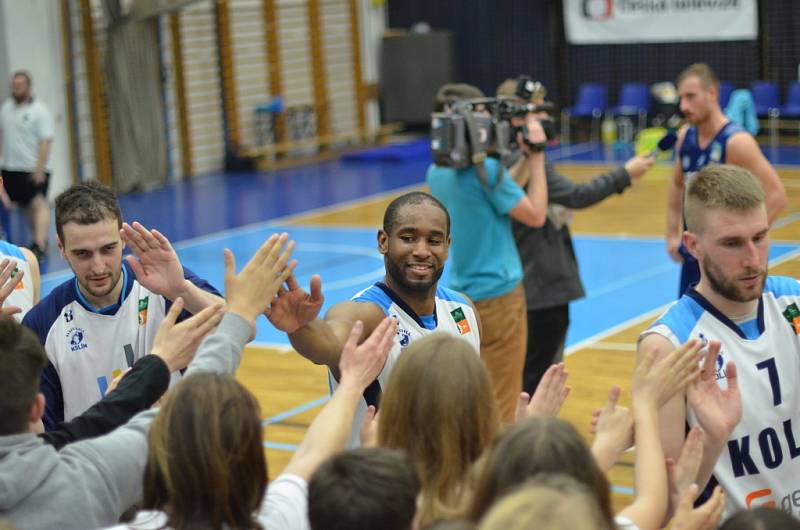 Z druhého čtvrtfinálového utkání play off BC Geosan Kolín - Prostějov (110:106 pp).