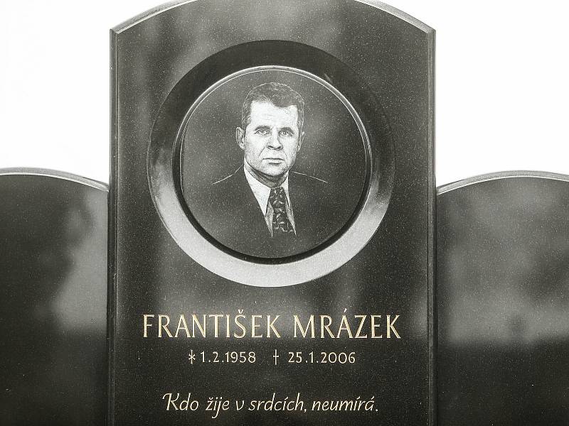 Hrobka zavražděného podnikatele Františka Mrázka na Městském hřbitově v Českém Brodě.