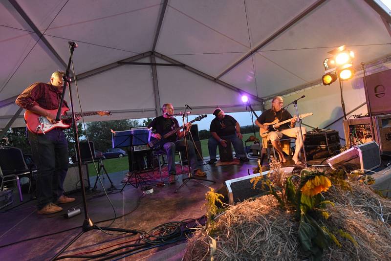 Dožínky přinesly zábavnou soutěž i festival rockových kapel