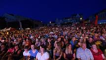 Spojené orchestry, Tomáš Klus, Hana Holišová a dechovkový metal nadchly první festivalový den davy fanoušků.