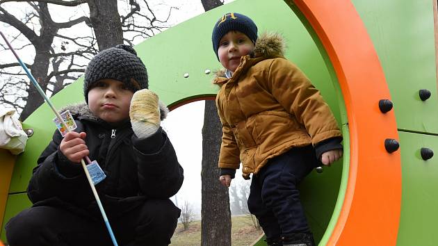 Mají si kde hrát? Dětská hřiště se na Kolínsku uzavírají jenom někde -  Kolínský deník