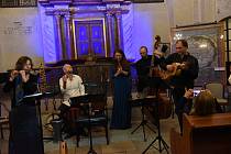 Festival Rosa Bohemica v kolínské synagoze: z vystoupení souboru Plaisirs de Musique se zpěvačkou Eliškou Tesařovou.