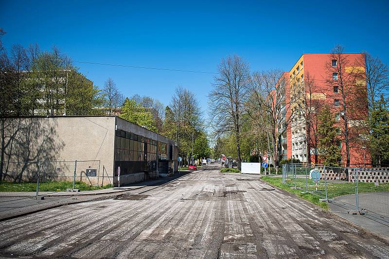 Z rekonstrukce Klenovecké ulice v Kolíně v dubnu roku 2020.
