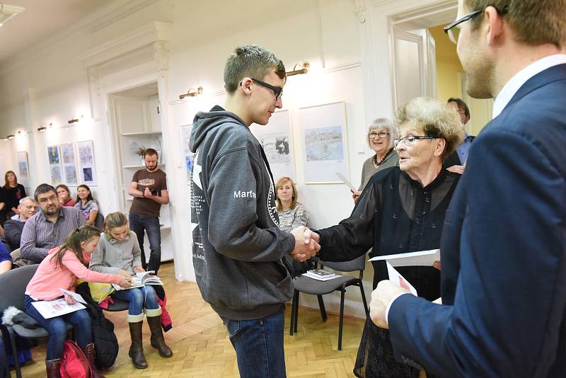 Celkem sto devatenáct prací poslali žáci a studenti především kolínských škol do literární soutěže Macharovo pero, jehož výsledky se vyhlašovaly ve středu v čítárně Městské knihovny Kolín.