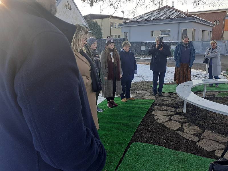 Pečky vytvořily svému rodákovi, kreslíři Vladimíru Renčínovi, jeho lavičku, nově po něm pojmenovali i malé náměstí.