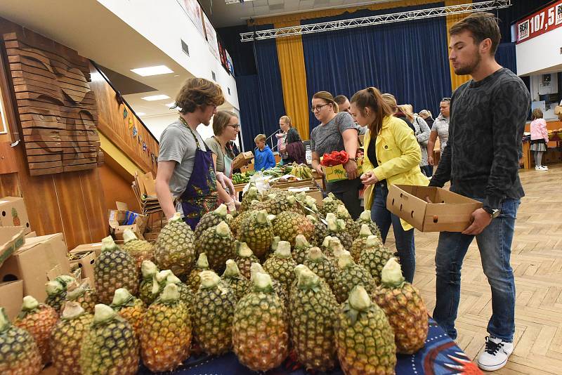 Po prázdninách se do velkého sálu Městského společenského domu opět vrátili prodejci exotického afrického ovoce.