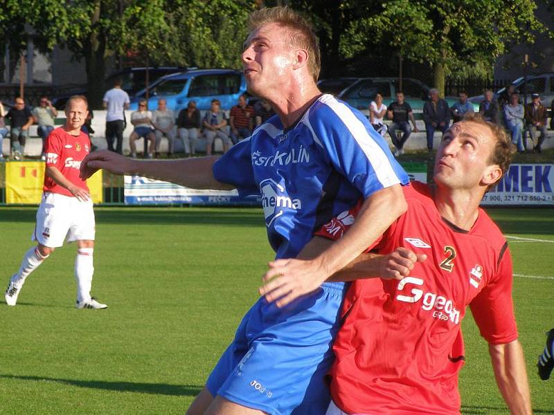 Z divizního fotbalového derby Velim - Kolín (1:1)