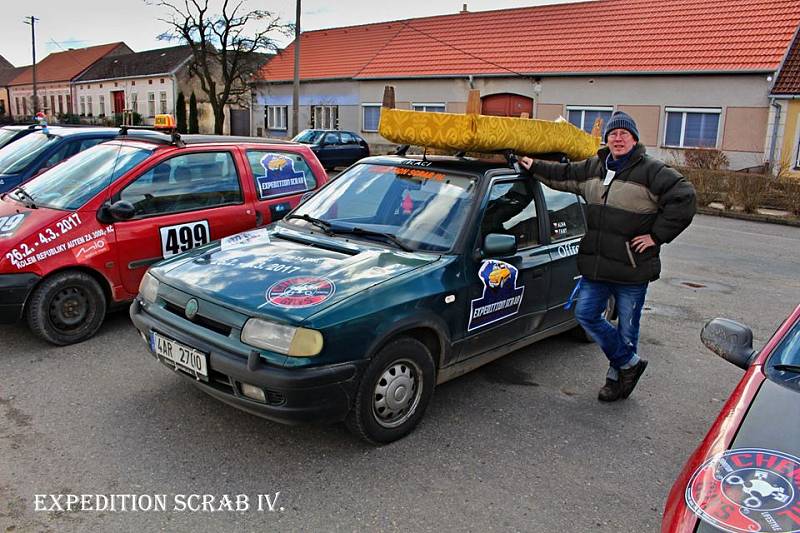 V rámci závodu si dvojice z Kolína pořídila vůz za 3000 korun a s ním objela republiku.