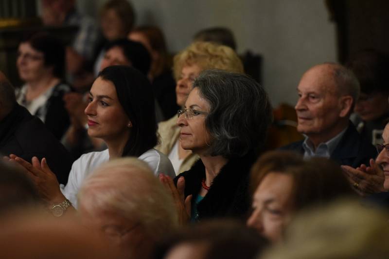 Tentokrát se v kolínské synagoze sešli členové a přátelé kolínského Kruhu přátel hudby na koncertu špičkového vokálně – instrumentálního souboru Linha Singers.