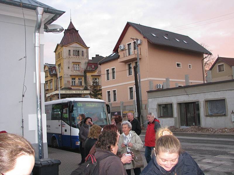 Slavnostní otevírání zrekonstruovaného nádraží a vyzdobeného podchodu v Úvalech