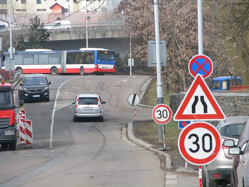 Stavební práce na velké rekonstrukci vodovodu začaly uzavírkou chodníku podél obchodního centra Futurum.