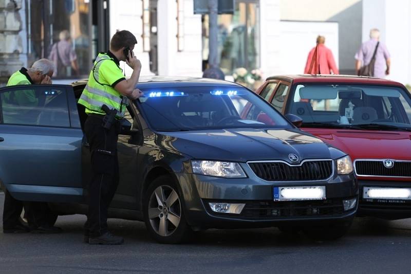 Dopravní nehoda policejního vozu v kolínské ulici Politických vězňů v úterý 14. září 2021.